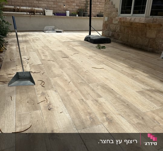 רצפת עץ חדשה עם מטאטא לניקוי